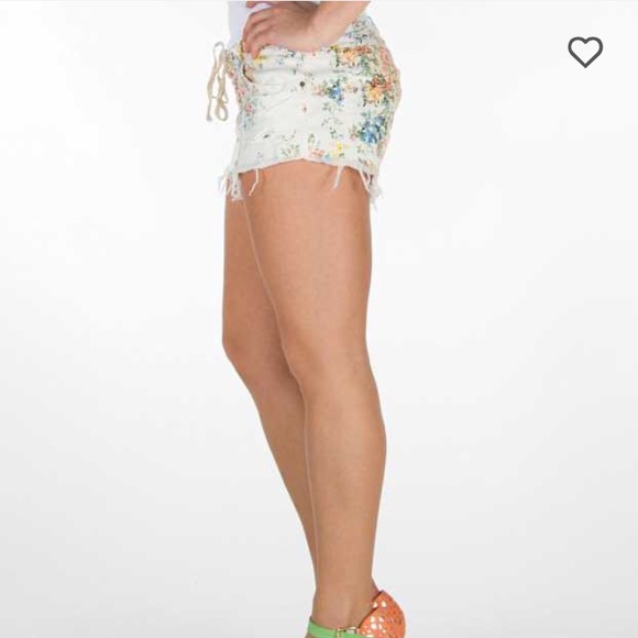 Billabong Floral Short Shorts - Picture 7 of 8